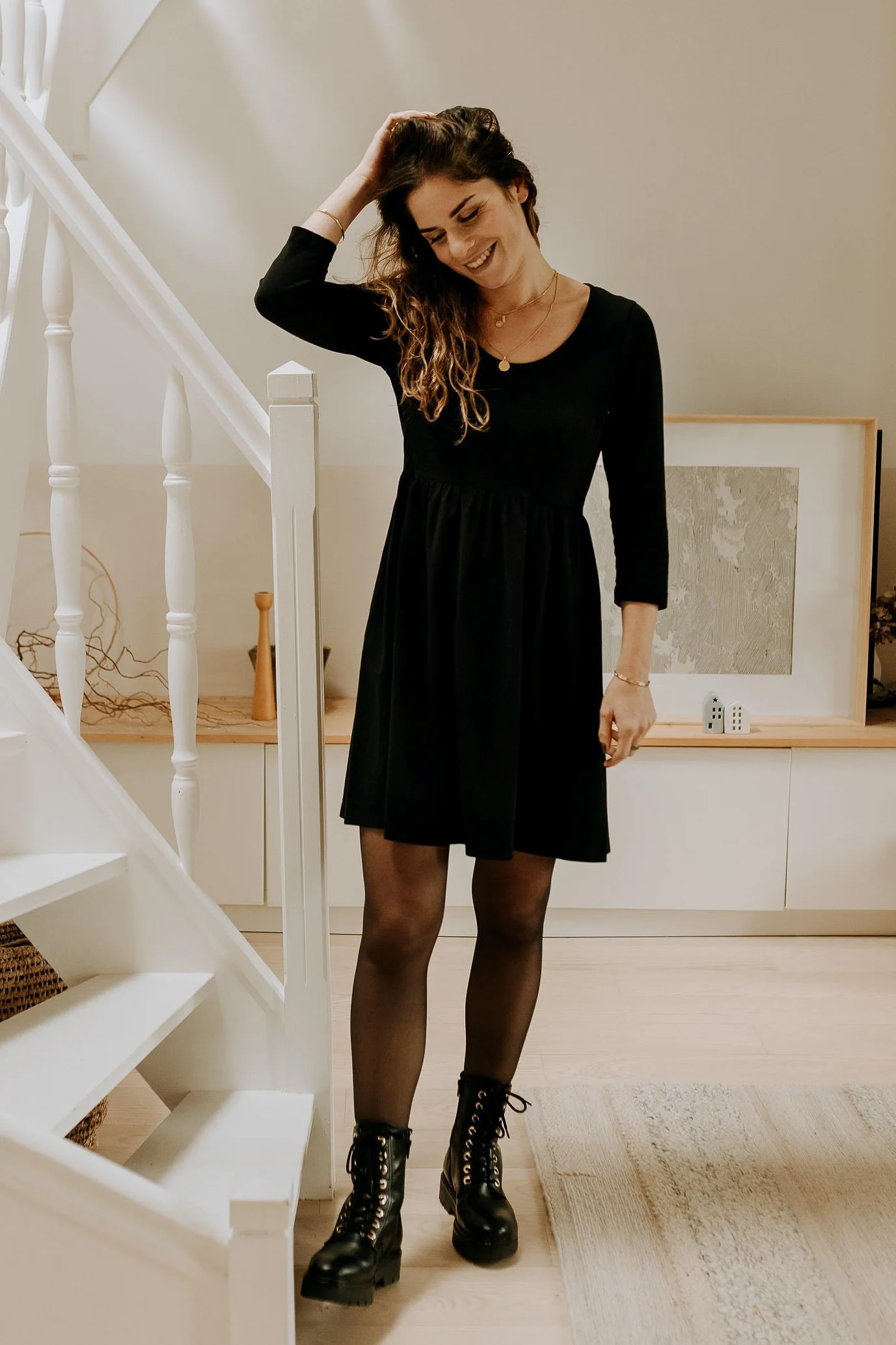 la femme porte la robe d'allaitement back in black en coton bio gots