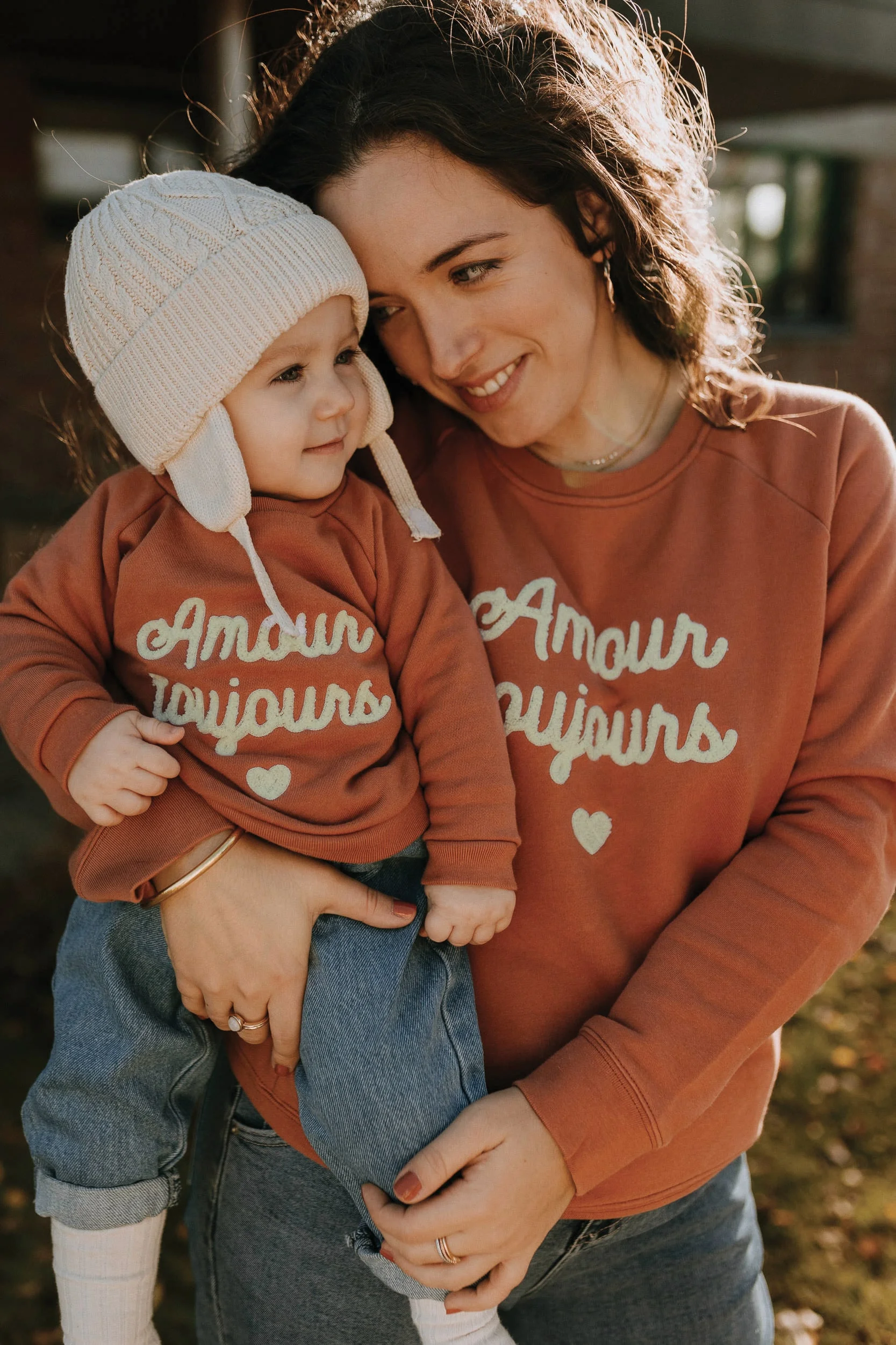 la maman porte le sweat d'allaitement amour toujours marsala et le bébé porte le sweat baby marsala matchy matchy en coton bio gots