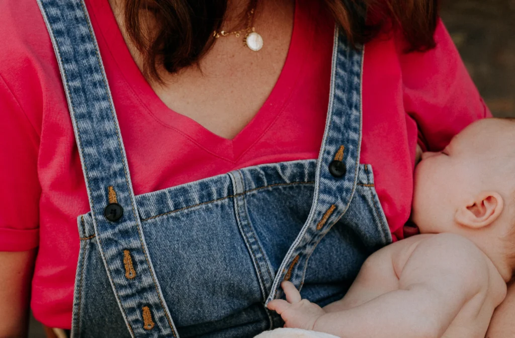 le bébé est en train d'allaiter