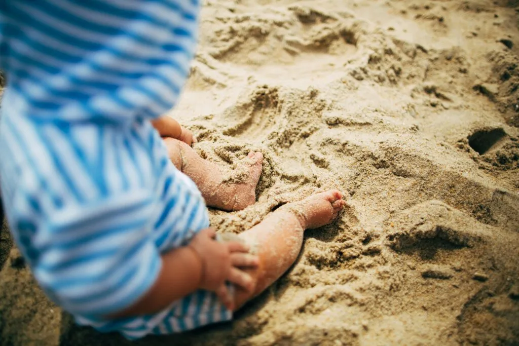 Bébé à la plage en vacances, premières vacances en famille